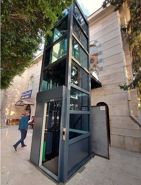 Camlı kapalı tip platform kulesi