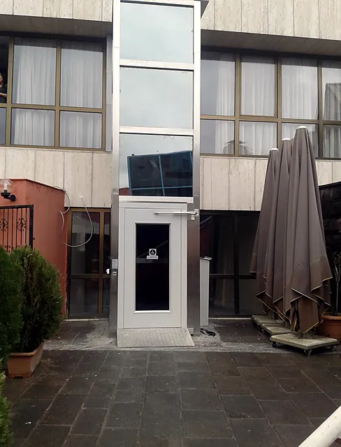 Bina girişinde kapalı tip platform