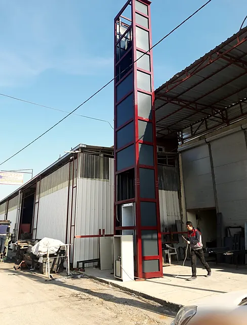 Sanayi yapısında platform kulesi